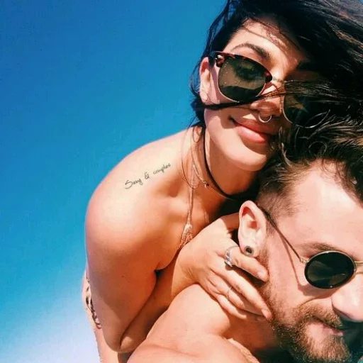 Стикер Kisses and Girls