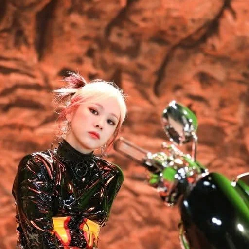 Стикер Mia from EVERGLOW