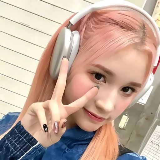 Стикер Huening Bahiyyih