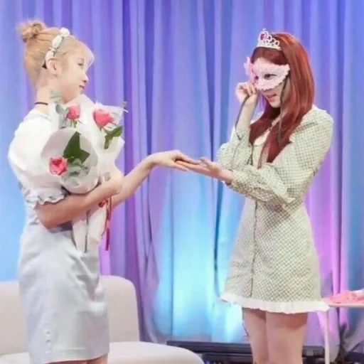 Стикер Ryujin & Chaeryeong