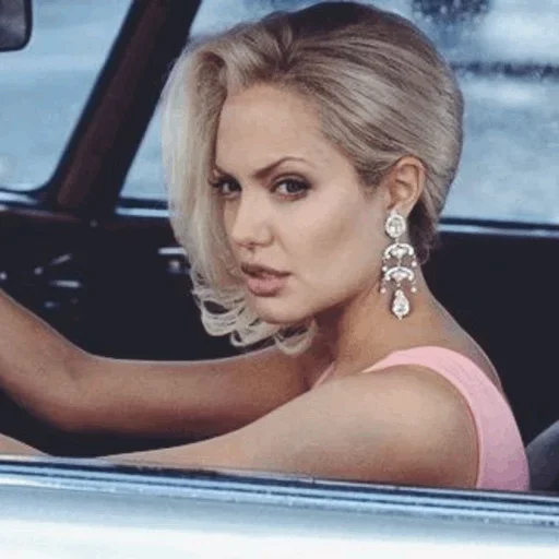 Стикер Джоли любит тебя