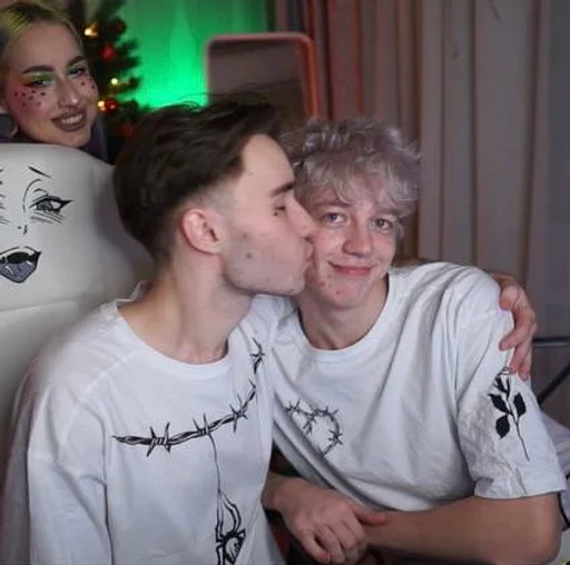 Стикер twitchcouples