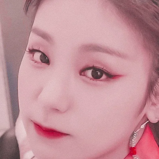 Стикер hwang yeji