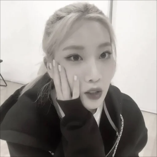 Стикер «🪡» 𝗸𝗶𝗺 𝗹𝗶𝗽 fr