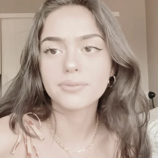 Стикер Madison Beer