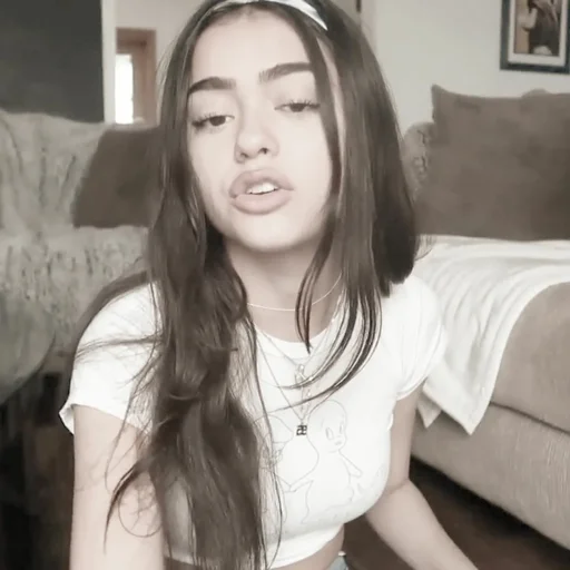 Стикер Madison Beer