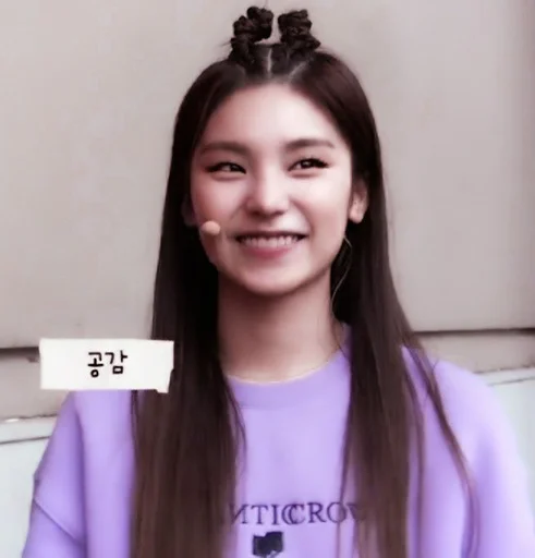 Стикер hwang yeji