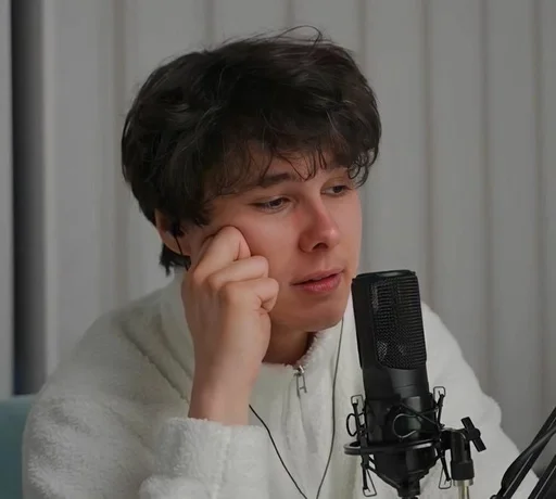 Стикер андрейка в жопе батарейка