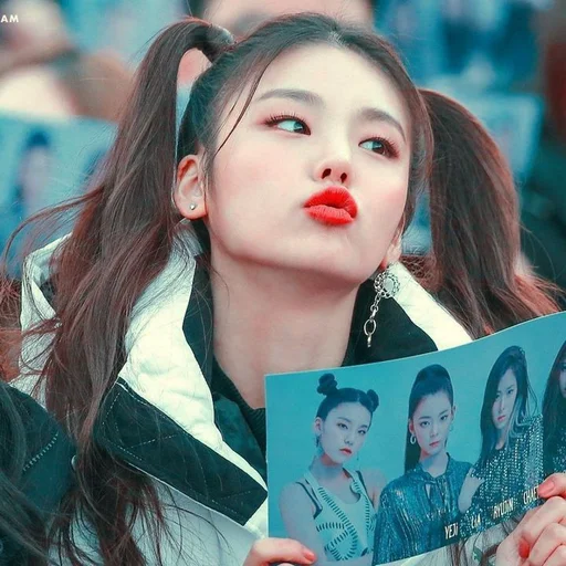 Стикер Yeji